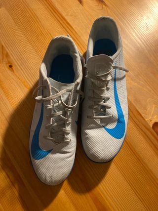 Zapatillas fútbol. Multitaco. Marca Nike.
