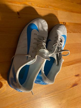 Zapatillas fútbol. Multitaco. Marca Nike.