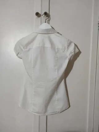 Camisa blanca manga corta ajustada corte clásico