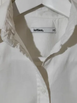 Camisa blanca manga corta ajustada corte clásico