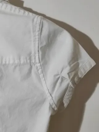 Camisa blanca manga corta ajustada corte clásico