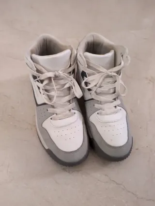 Botines deportivos Primark grises y blancos