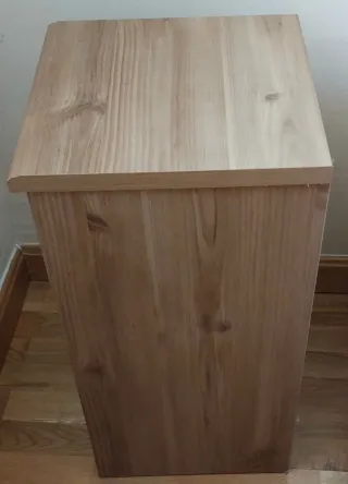 Cómoda y Mesilla de noche de madera estilo rústico