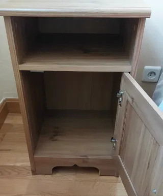 Cómoda y Mesilla de noche de madera estilo rústico