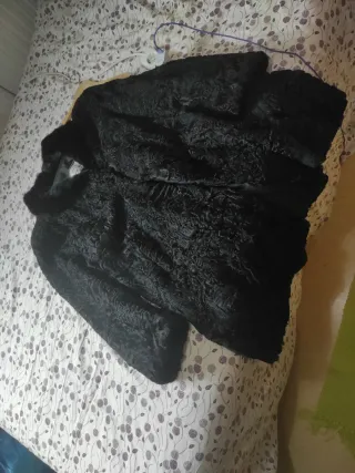 Abrigo de piel astracán negro