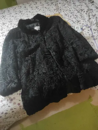Abrigo de piel astracán negro