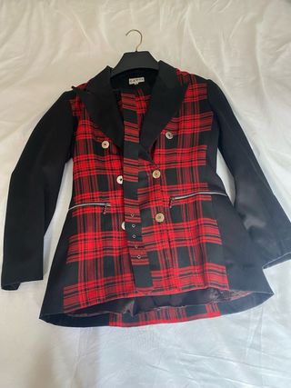 Chaqueta CAROL cuadros rojo y negro y falda