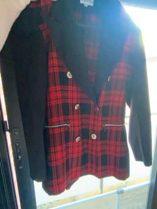 Chaqueta CAROL cuadros rojo y negro y falda