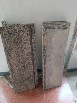 Barandilla madera y peldaños granito