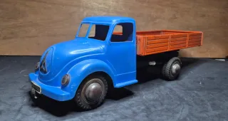 Camión de hojalata y plástico azul