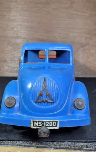 Camión de hojalata y plástico azul