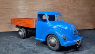 Camión de hojalata y plástico azul