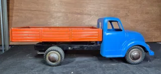 Camión de hojalata y plástico azul