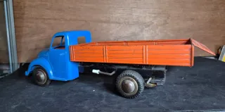 Camión de hojalata y plástico azul