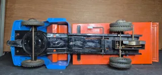 Camión de hojalata y plástico azul