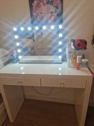 Tocador blanco con espejo y luces LED