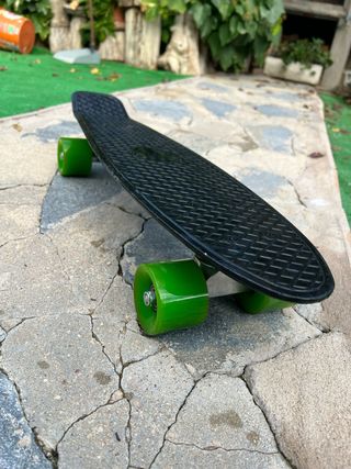 Mini longboard negro ruedas verdes