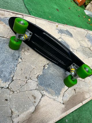 Mini longboard negro ruedas verdes