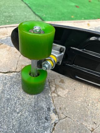 Mini longboard negro ruedas verdes