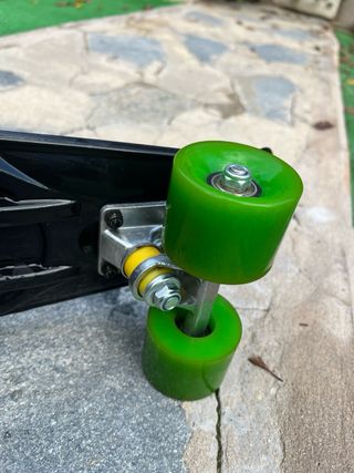 Mini longboard negro ruedas verdes