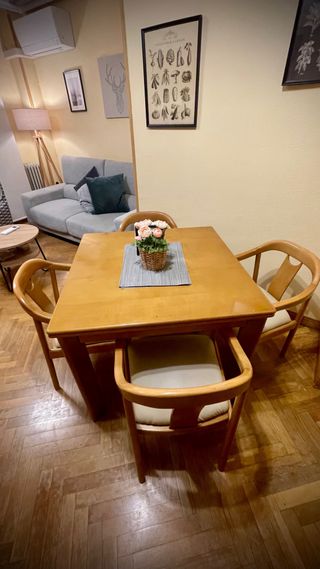 Mesa extensible y 4 sillas de madera