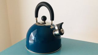 Hervidor clásico azul