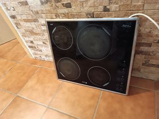 VITROCERAMICA TACTIL DE 4 FUEGOS FUNCIONA BIEN.