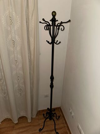 Perchero de pie metálico negro y dorado