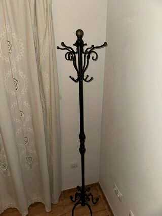 Perchero de pie metálico negro y dorado