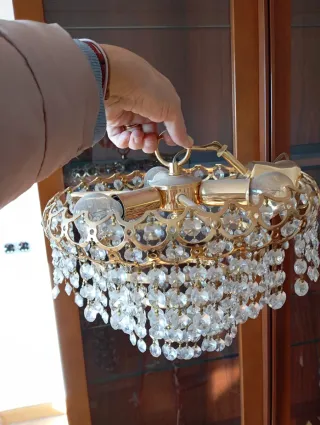 Lámpara de techo dorada con cristales