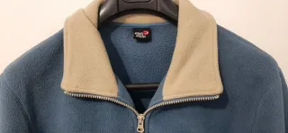 Chaqueta polar azul y beige