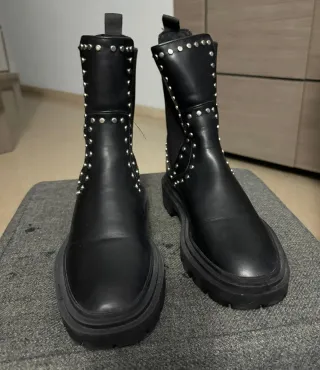 Botines negros con tachuelas