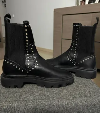 Botines negros con tachuelas