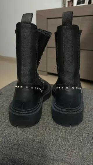 Botines negros con tachuelas