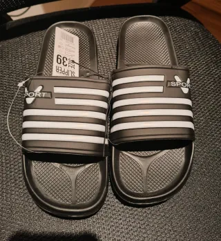 Chanclas deportivas rayas blancas