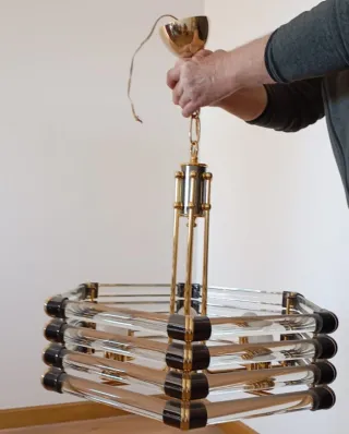 Lámpara de techo hexagonal dorada y cristal