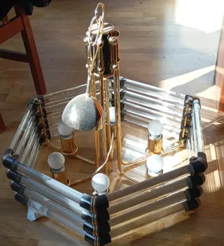 Lámpara de techo hexagonal dorada y cristal