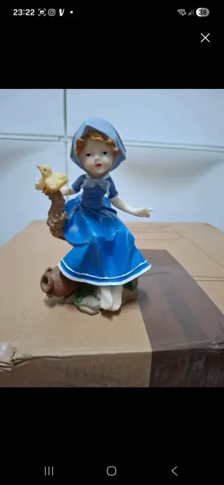 Figuras de resina de niños leyendo