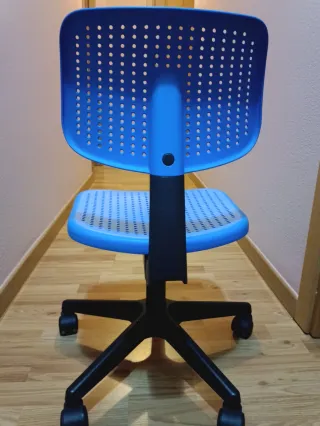 Silla de oficina con ruedas azul