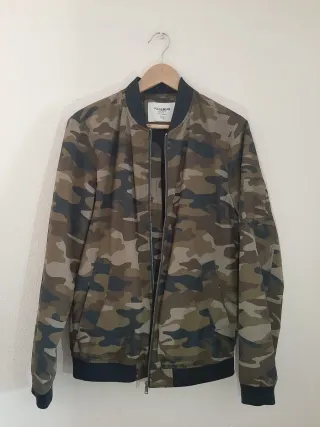 Chaqueta Bomber Camuflaje Pull&Bear Talla S