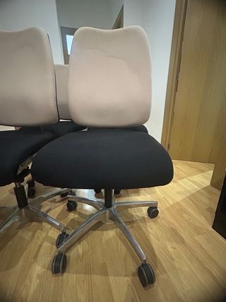 4 Sillas de Oficina Beige y Negras