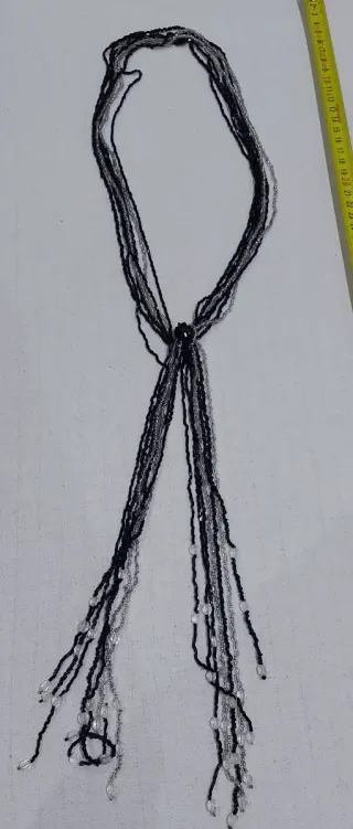 Cinturón de abalorios negro y plateado