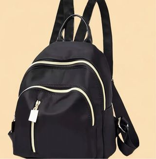 Mochila negra minimalista