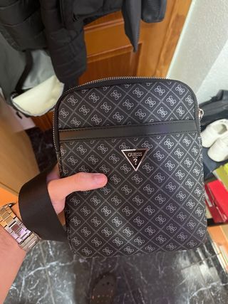 Riñonera Guess Monogram Negra y Gris