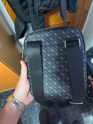 Riñonera Guess Monogram Negra y Gris
