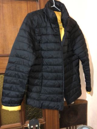 Chaqueta acolchada negra y amarilla hombre