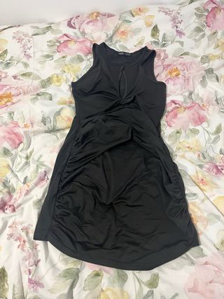 Vestido negro con fruncido