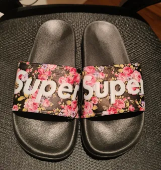 Chanclas con estampado floral