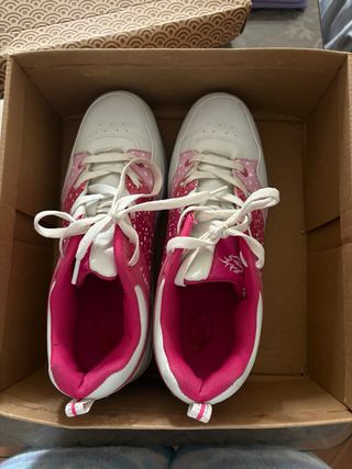 Zapatos con ruedas rosas y blancos muy poco uso