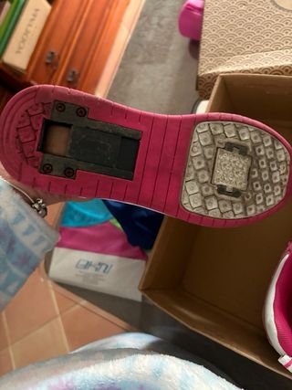 Zapatos con ruedas rosas y blancos muy poco uso